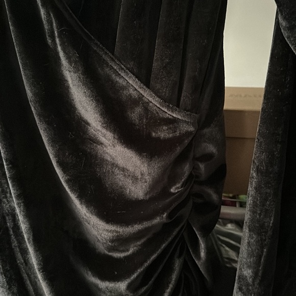 Black velvet dress - Picture 3 of 3